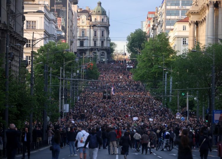 Deseci tisuća ljudi na prosvjedima u Beogradu i drugim gradovima u Srbiji