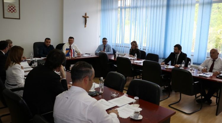 Vlada ŽZH: Izdvojena sredstva za objekte vodnog gospodarstva, zaštitu okoliša, nabavu udžbenika, sufinanciranje prijevoza učenika