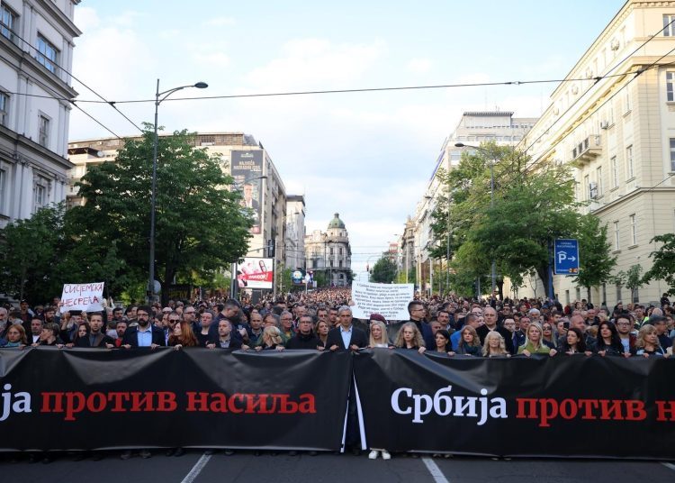 Deseci tisuća ljudi na prosvjedima u Beogradu i drugim gradovima u Srbiji