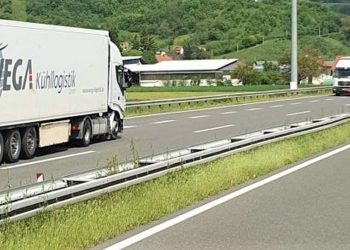 Upravo: Šleper juri u kontrasmjeru na autocesti