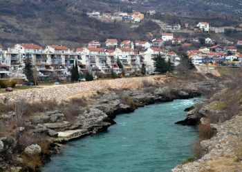 Čudo u Mostaru: Žena upala u Neretvu u Bakijinoj Luci, isplivala kod Šantićeve ulice