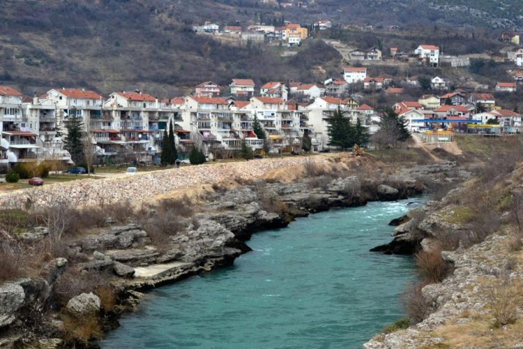 Čudo u Mostaru: Žena upala u Neretvu u Bakijinoj Luci, isplivala kod Šantićeve ulice