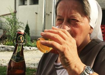 Časna sestra i pivarka: Sestri Doris dan ne prođe bez piva