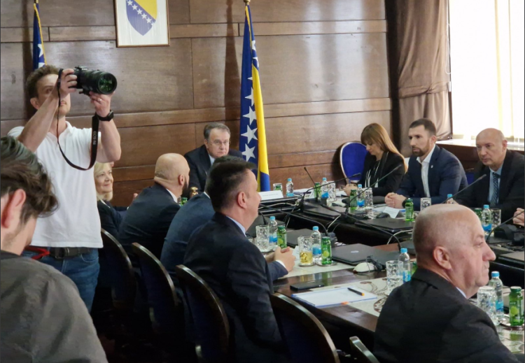 Novi federalni premijer Nermin Nikšić i ministri preuzeli dužnost, Novalić se nije pojavio na primopredaji