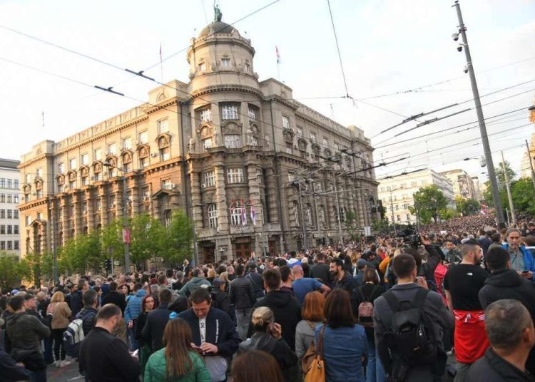 Deseci tisuća ljudi na prosvjedima u Beogradu i drugim gradovima u Srbiji