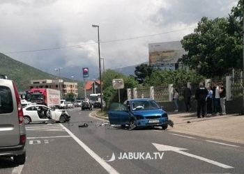 Teži sudar automobila na opasnom raskrižju u Mostaru