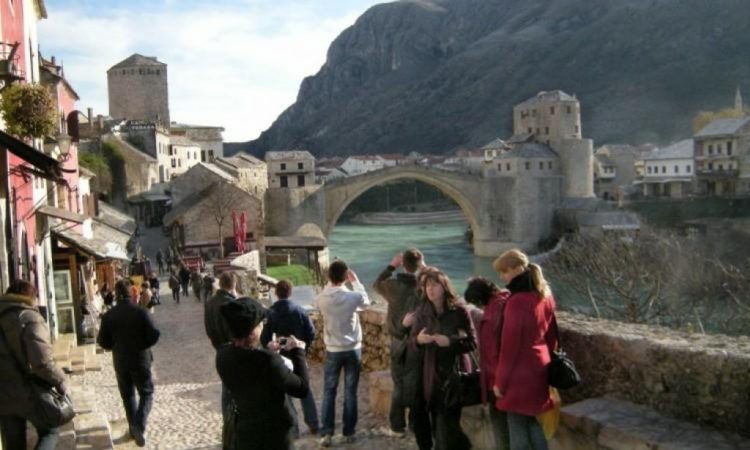 U Mostaru napadnuti mladići zbog natpisa ‘‘Zemun‘‘ na majici, jednom slomljena vilica