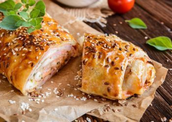 Gotova za tren! Recept za slasnu lisnatu savijaču sa sirom i šunkom