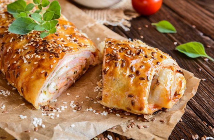 Gotova za tren! Recept za slasnu lisnatu savijaču sa sirom i šunkom