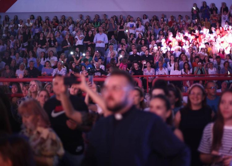 Veliki humanitarni koncert duhovne glazbe pod nazivom Vjerujem okupio 10 tisuća ljudi u Mostaru