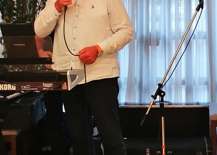 Najdugovječniji ravnatelj širokobriješke gimnazije Miro Bošnjak okupio prijatelje povodom odlaska u mirovinu