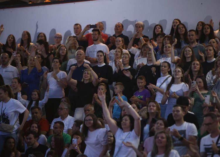 Veliki humanitarni koncert duhovne glazbe pod nazivom Vjerujem okupio 10 tisuća ljudi u Mostaru