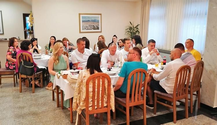 Najdugovječniji ravnatelj širokobriješke gimnazije Miro Bošnjak okupio prijatelje povodom odlaska u mirovinu