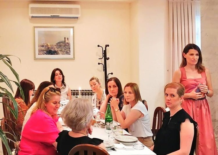 Najdugovječniji ravnatelj širokobriješke gimnazije Miro Bošnjak okupio prijatelje povodom odlaska u mirovinu