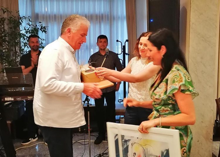 Najdugovječniji ravnatelj širokobriješke gimnazije Miro Bošnjak okupio prijatelje povodom odlaska u mirovinu