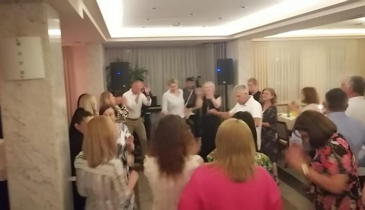 Najdugovječniji ravnatelj širokobriješke gimnazije Miro Bošnjak okupio prijatelje povodom odlaska u mirovinu