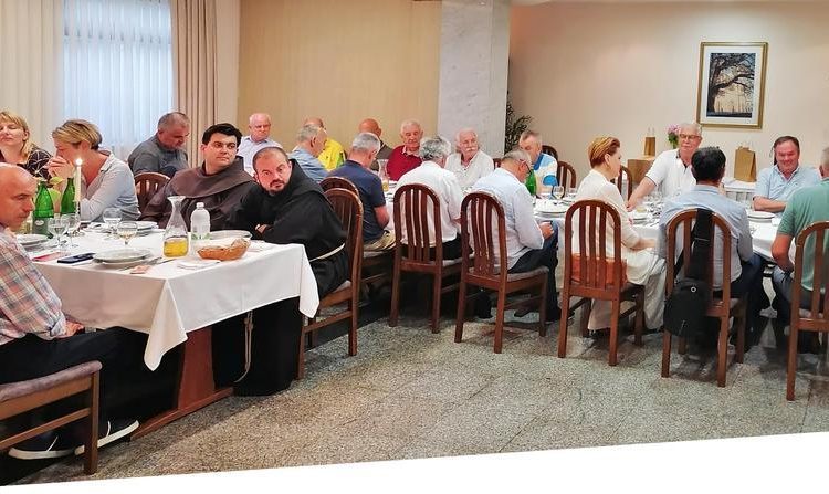 Najdugovječniji ravnatelj širokobriješke gimnazije Miro Bošnjak okupio prijatelje povodom odlaska u mirovinu