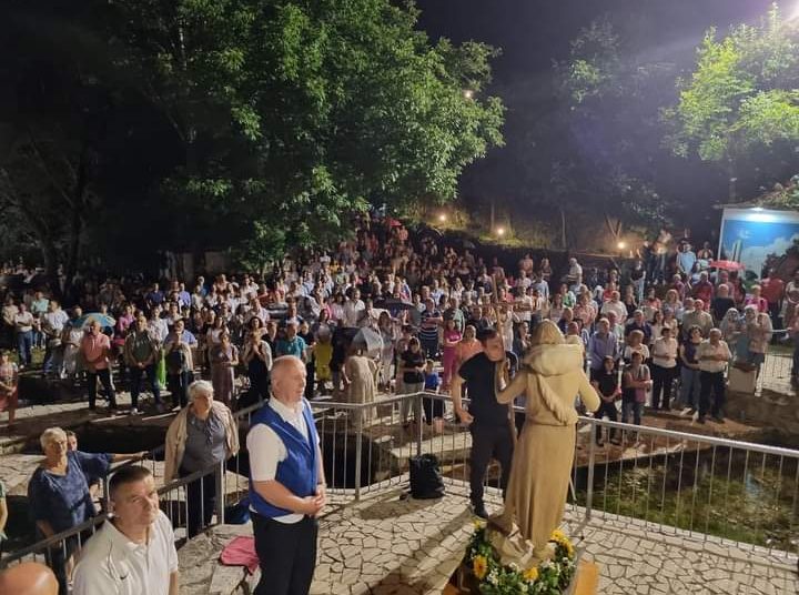 Veliki broj vjernika na uočnici sv. Ivana Krstitelja u Knešpolju
