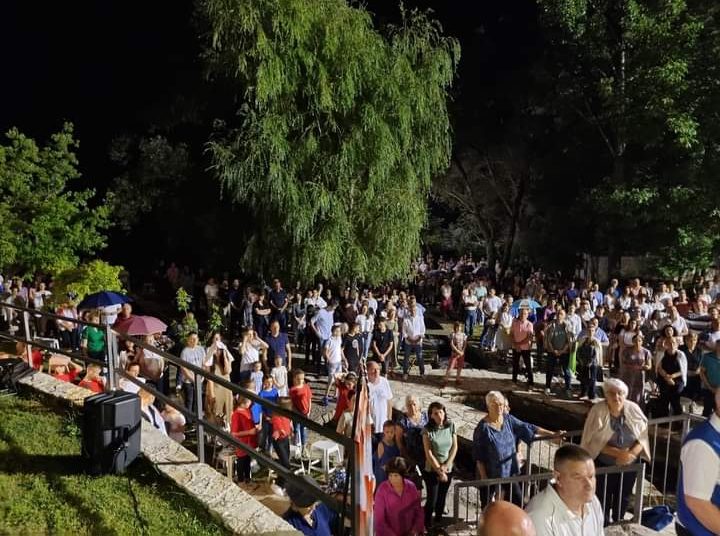 Veliki broj vjernika na uočnici sv. Ivana Krstitelja u Knešpolju