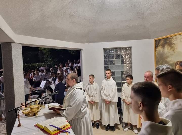 Veliki broj vjernika na uočnici sv. Ivana Krstitelja u Knešpolju