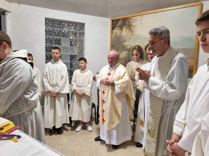 Veliki broj vjernika na uočnici sv. Ivana Krstitelja u Knešpolju