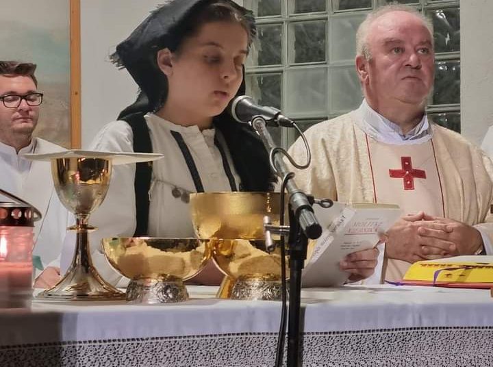 Veliki broj vjernika na uočnici sv. Ivana Krstitelja u Knešpolju