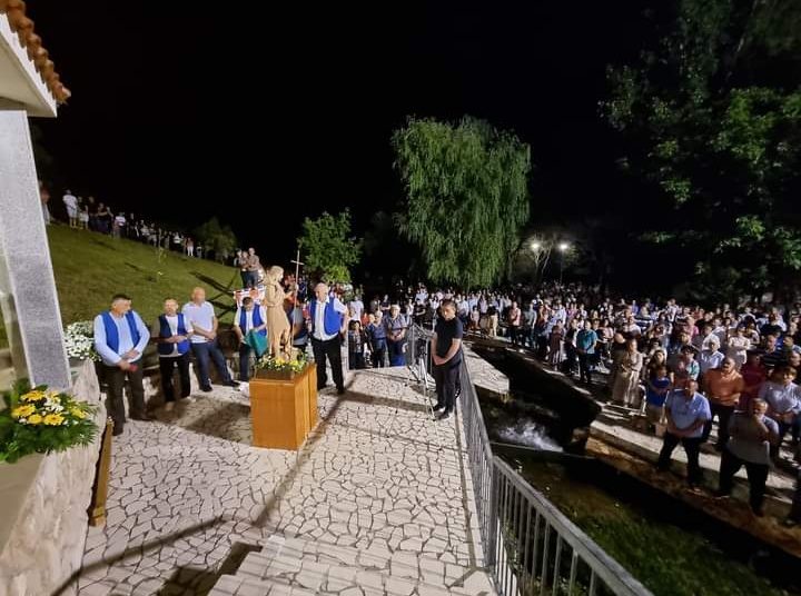 Veliki broj vjernika na uočnici sv. Ivana Krstitelja u Knešpolju