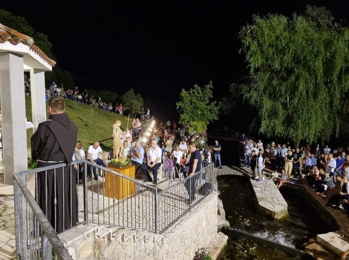 Veliki broj vjernika na uočnici sv. Ivana Krstitelja u Knešpolju