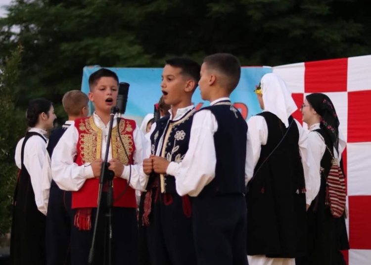 Održana večer folklora “Kočerinom kolo igra, a pisma se ori!”
