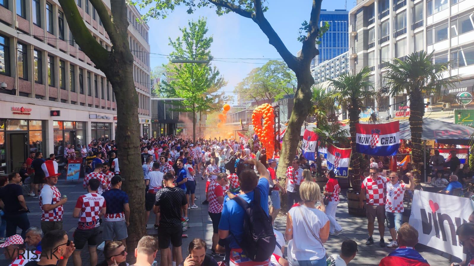 Vrisak.info vam donosi fotografije prije utakmice u Rotterdamu