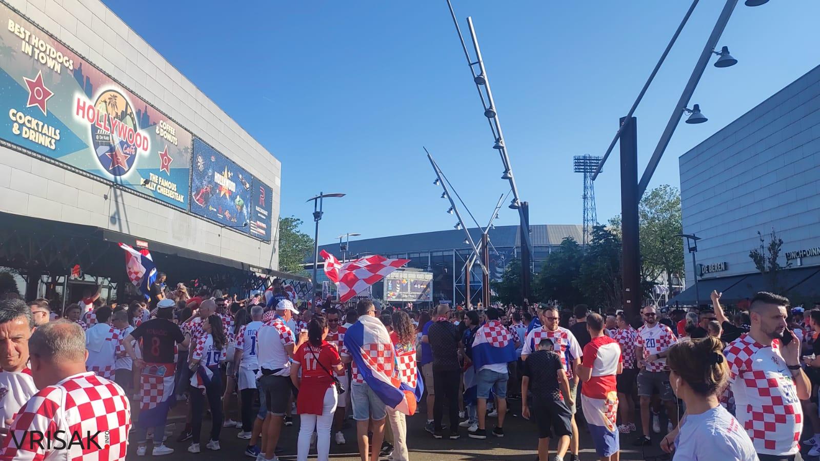 Vrisak.info vam donosi fotografije prije utakmice u Rotterdamu