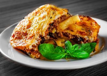 Tajna je u pripremi: Recept za najfiniju musaku s krumpirom, mljevenim mesom i sirom