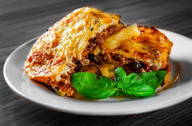 Tajna je u pripremi: Recept za najfiniju musaku s krumpirom, mljevenim mesom i sirom