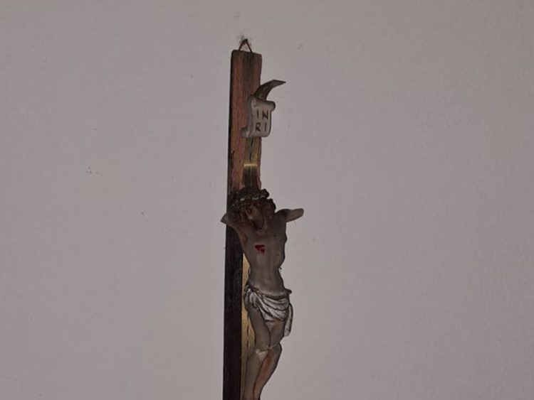 Gornji Vakuf-Uskoplje: U školi slomljen križ i ispisani ružni grafiti