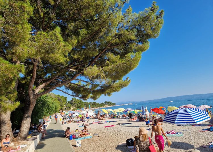 Gužve na plažama, veliki broj gostiju na hrvatskoj obali