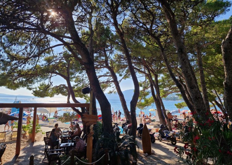 Gužve na plažama, veliki broj gostiju na hrvatskoj obali