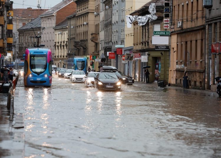 Dvije osobe poginule u jakom nevremenu u Zagrebu, hitna zatrpana pozivima