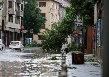 Dvije osobe poginule u jakom nevremenu u Zagrebu, hitna zatrpana pozivima