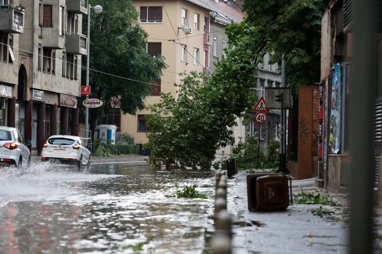 Dvije osobe poginule u jakom nevremenu u Zagrebu, hitna zatrpana pozivima