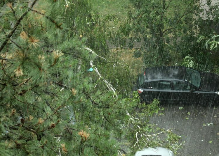 Otkinuti krovovi, porušena stabla: Pogledajte nevjerojatne scene u Zagrebu i okolici