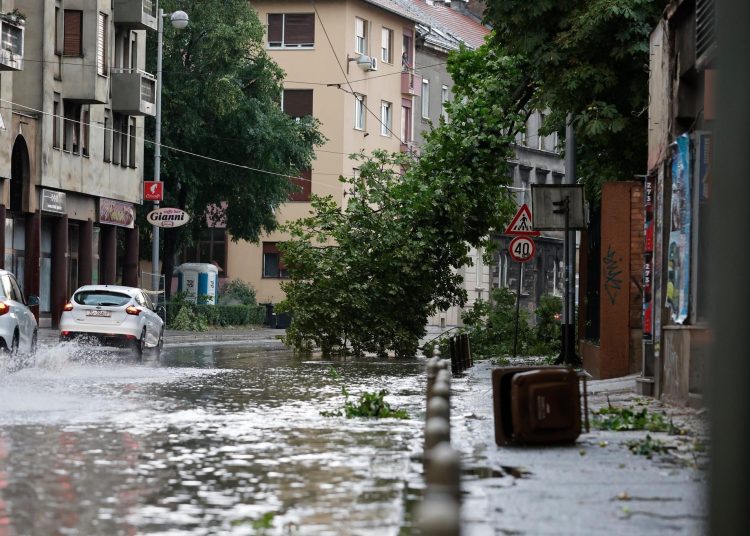 Otkinuti krovovi, porušena stabla: Pogledajte nevjerojatne scene u Zagrebu i okolici