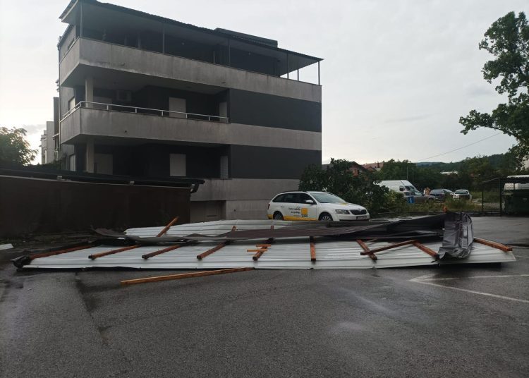 Otkinuti krovovi, porušena stabla: Pogledajte nevjerojatne scene u Zagrebu i okolici