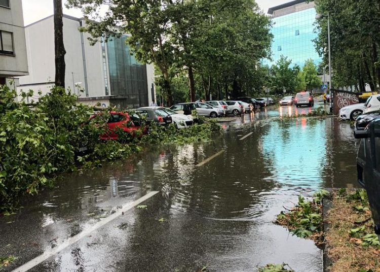 Otkinuti krovovi, porušena stabla: Pogledajte nevjerojatne scene u Zagrebu i okolici