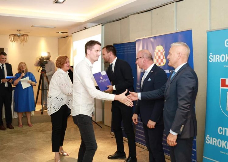 Široki Brijeg: Svečanost uručivanja Ugovora o financiranju u sklopu Programa prekogranične suradnje između Republike Hrvatske i BiH