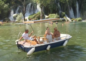Na vodopadu Kravica veliki broj turista (VIDEO)
