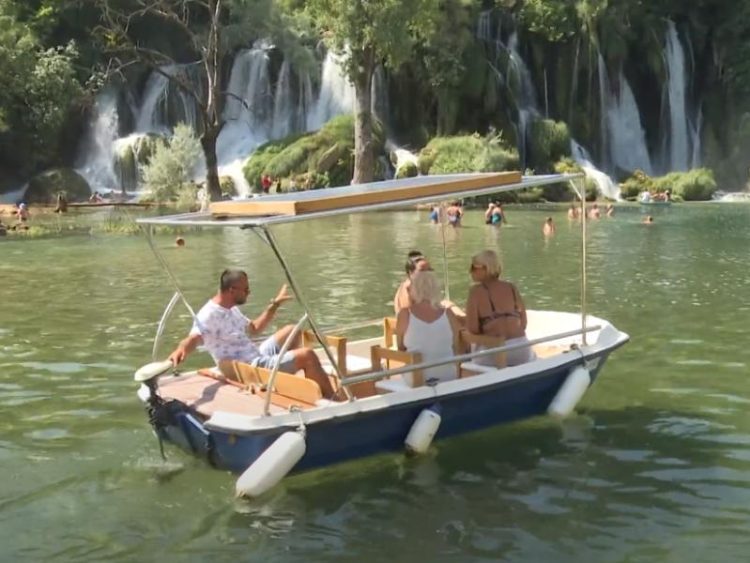 Na vodopadu Kravica veliki broj turista (VIDEO)