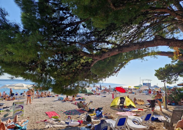 Gužve na plažama, veliki broj gostiju na hrvatskoj obali