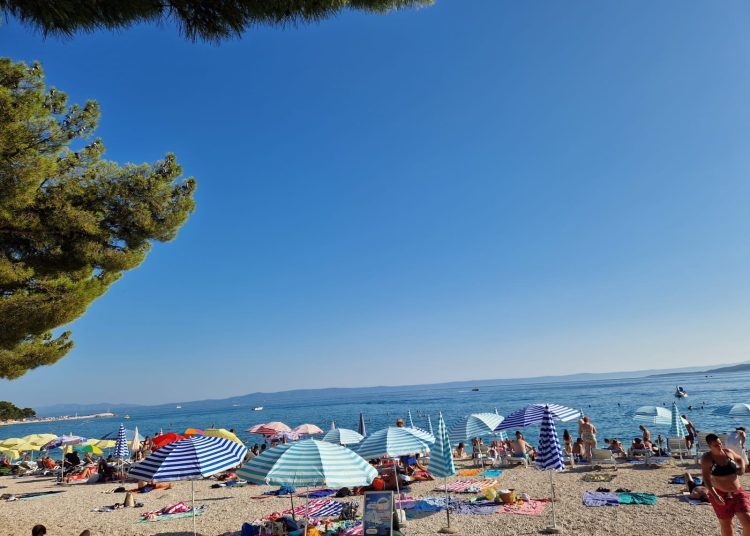 Gužve na plažama, veliki broj gostiju na hrvatskoj obali