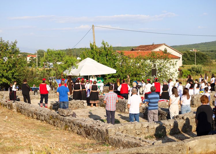 Misa na Crkvini u Mokrom: Središnji događaj godišnjeg okupljanja Mokrana i njihovih prijatelja