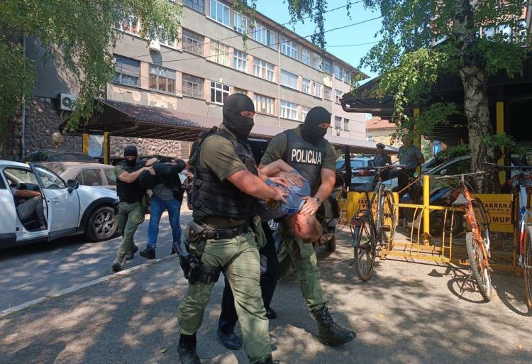 Svih 16 policajaca iz Kaknja suspendirano, policija traga za Karamujom, organizatorom kriminalne grupe